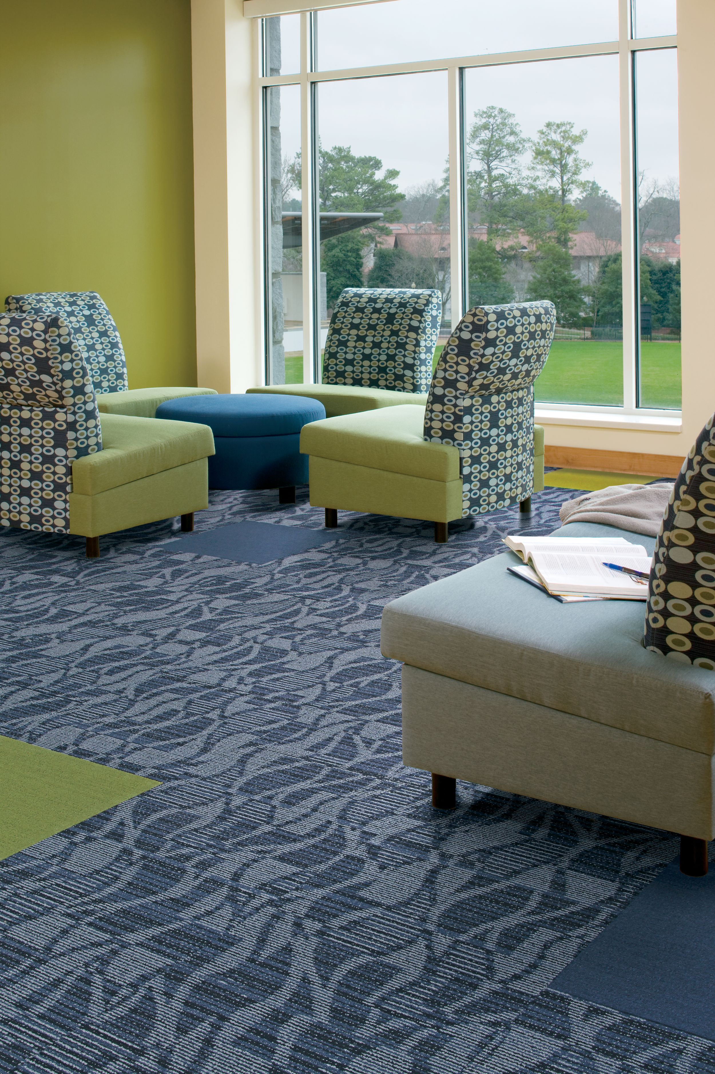 Interface Miramar and Viva Colores carpet tile in lounge area with four chairs and a couch imagen número 3