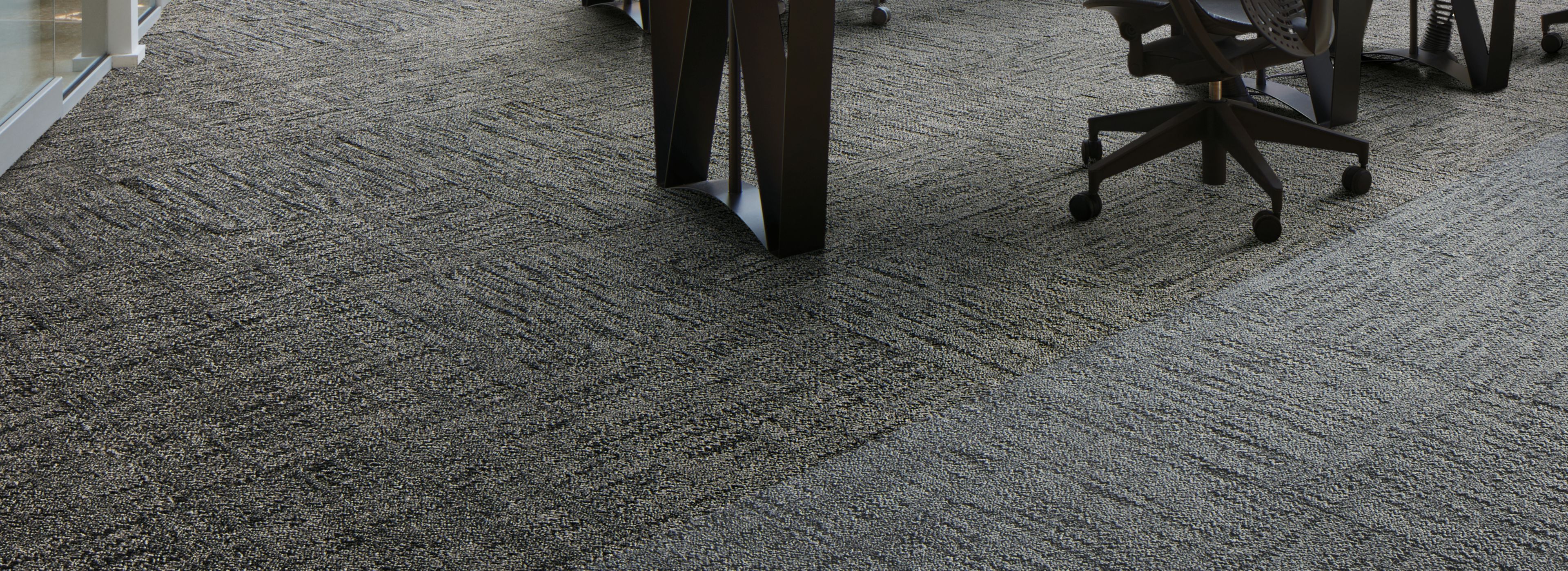 Interface Mirror Mirror carpet tile in open office space with tables and chairs imagen número 1