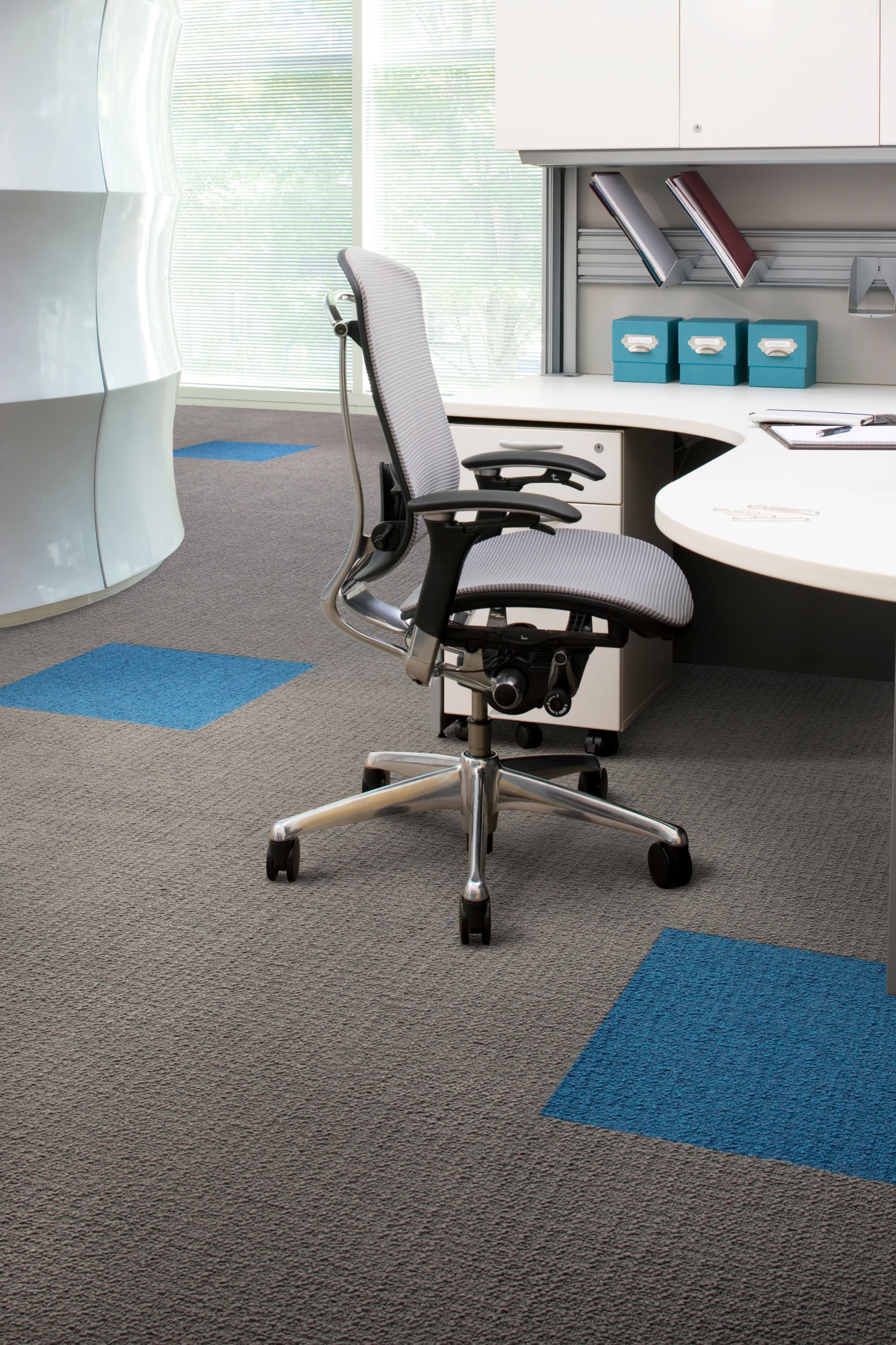 Interface Monochrome carpet tile in office workspace número de imagen 15