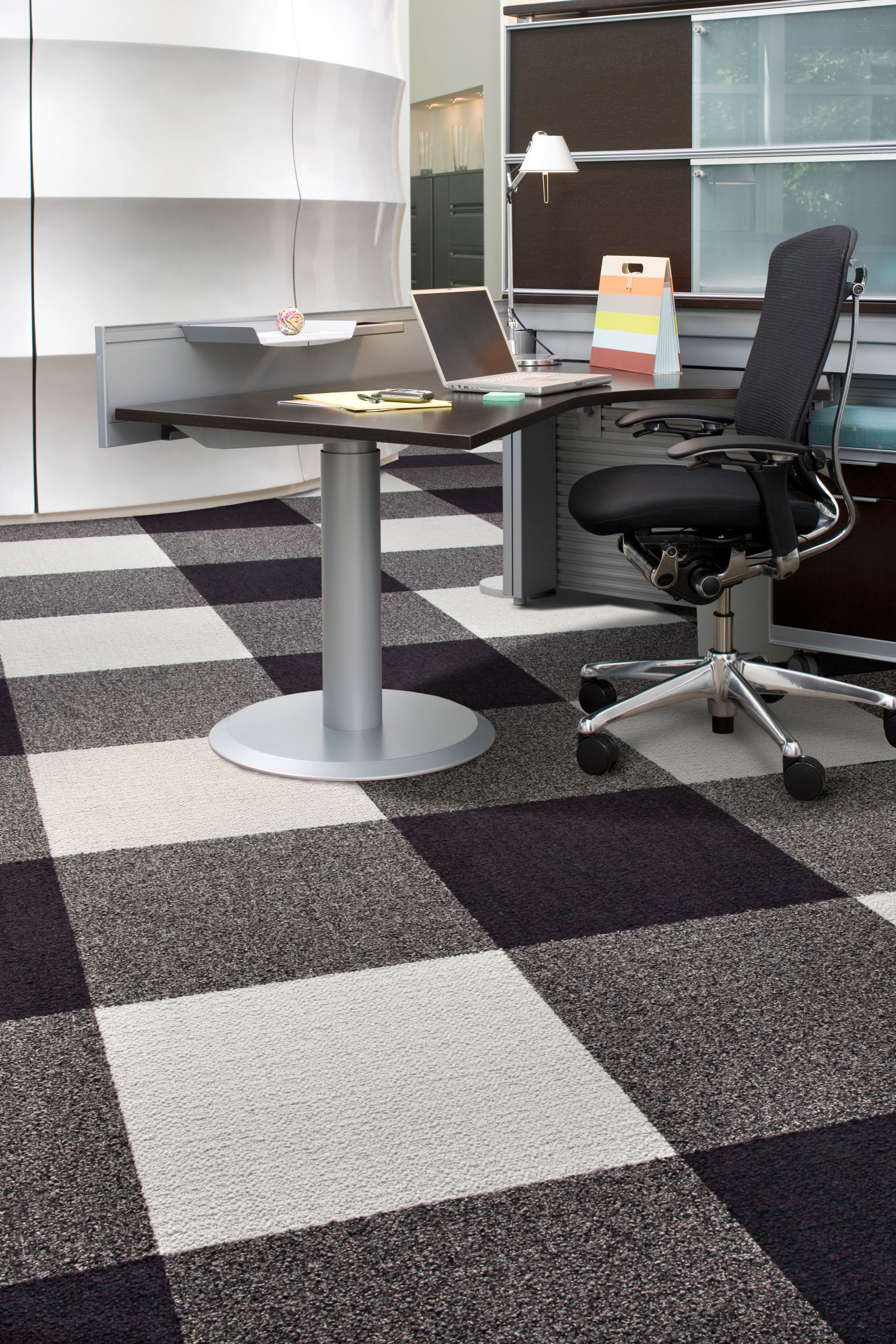 image Interface Monochrome carpet tile in private workspace numéro 12