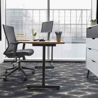 Interface Monoprint plank carpet tile in private office imagen número 1