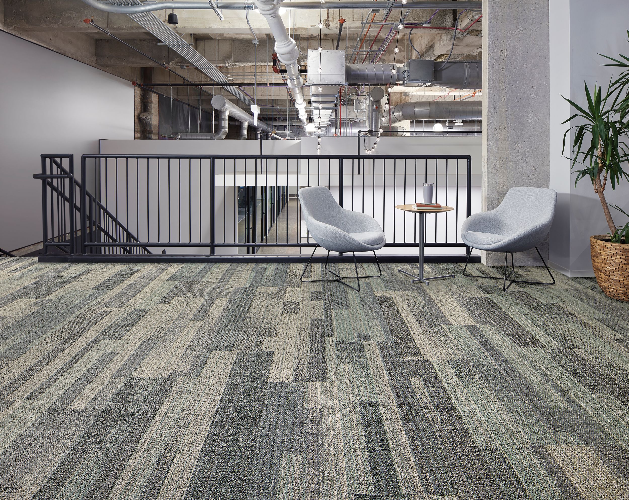 Interface Moving Tints plank carpet tile in stairwell landing imagen número 1