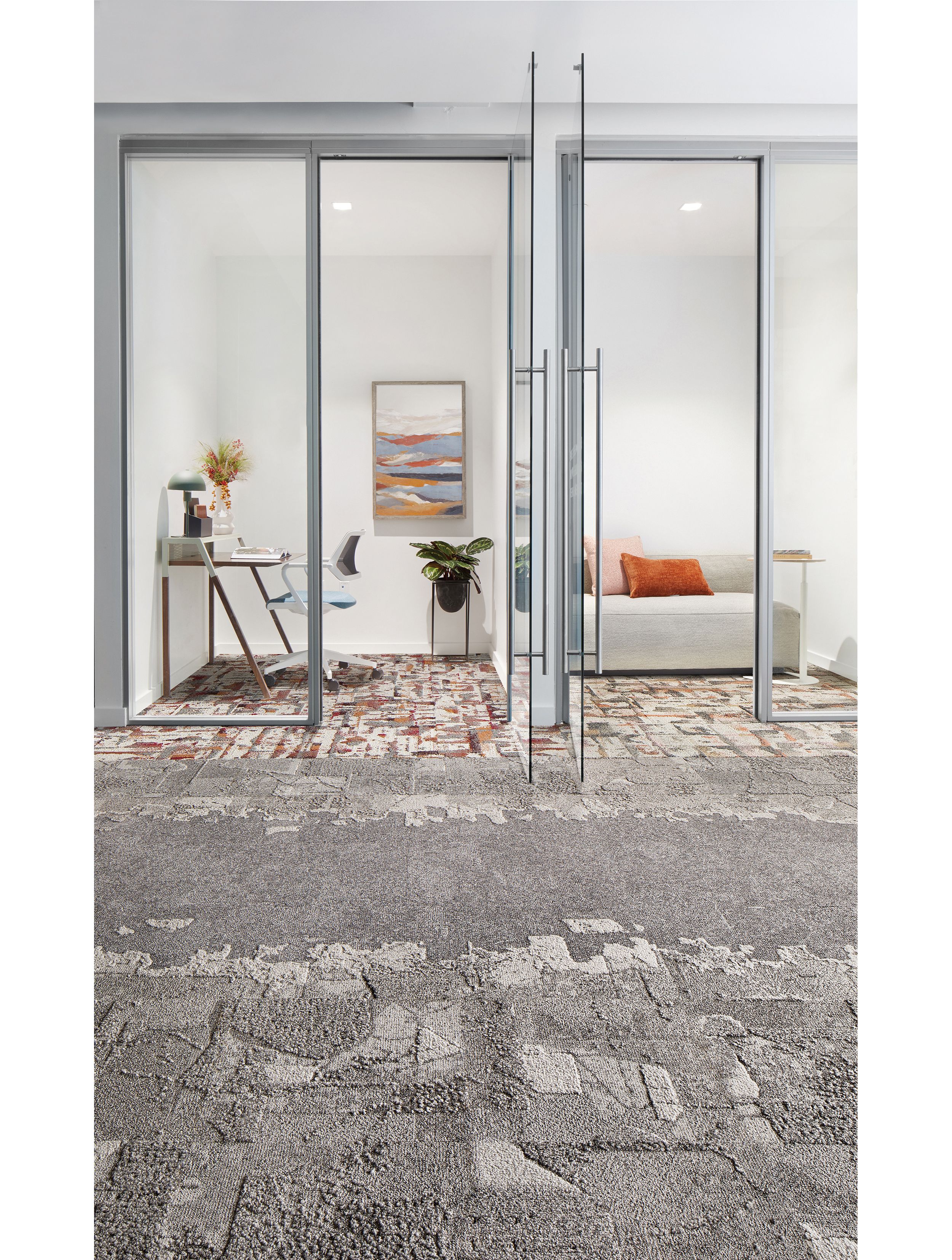 Interface Bridge Creek, Mountain Rock, Flat Rock and Panola Mountain carpet tile in office with glass-enclosed meeting spaces numéro d’image 5