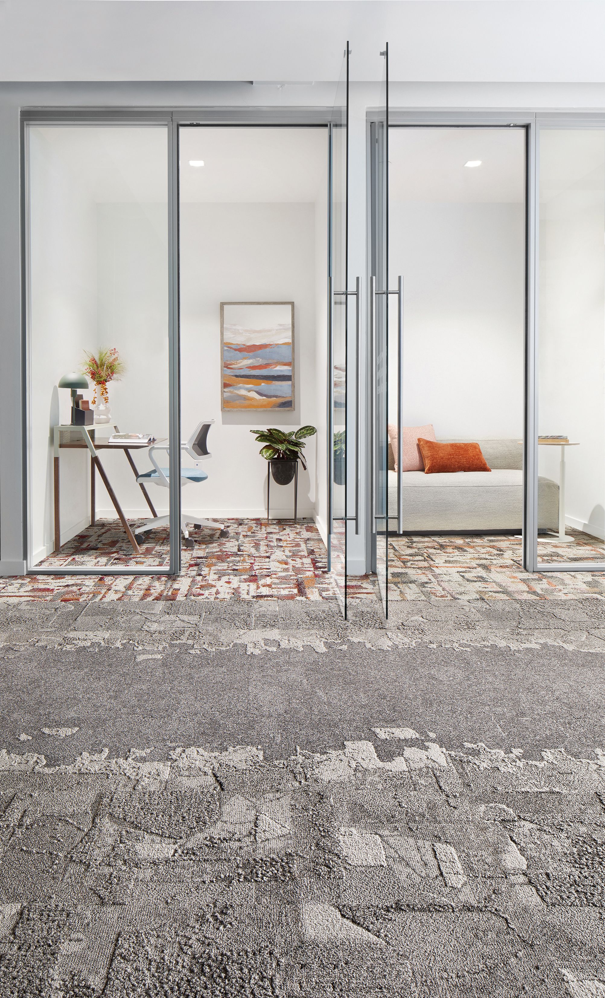 Interface Bridge Creek, Mountain Rock, Flat Rock and Panola Mountain carpet tile in office with glass-enclosed meeting spaces numéro d’image 5
