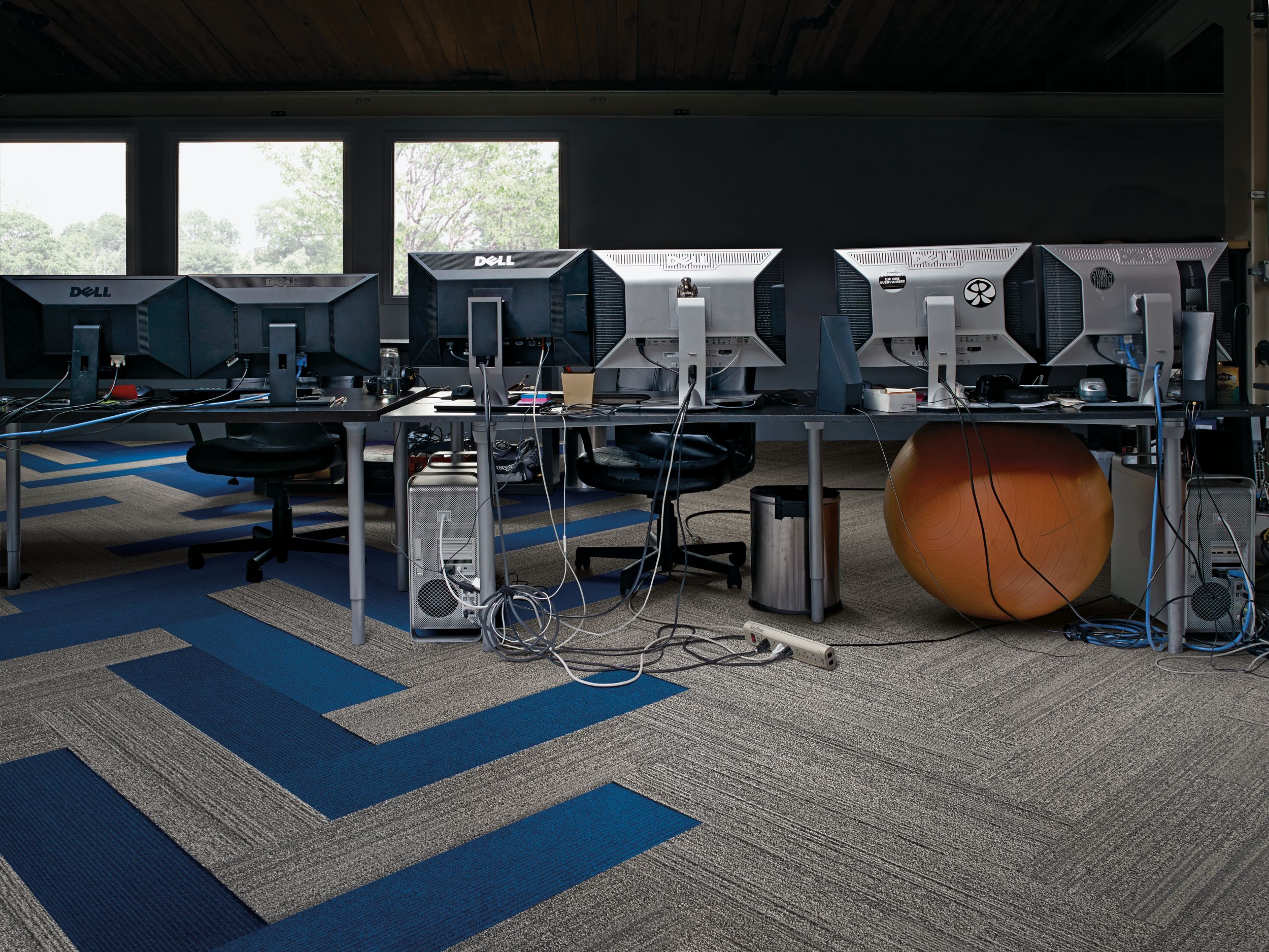 Interface NF400 and B703 plank carpet tile in open office space or computer lab número de imagen 9