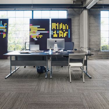 Interface NF400 plank carpet tile with a workstation número de imagen 1