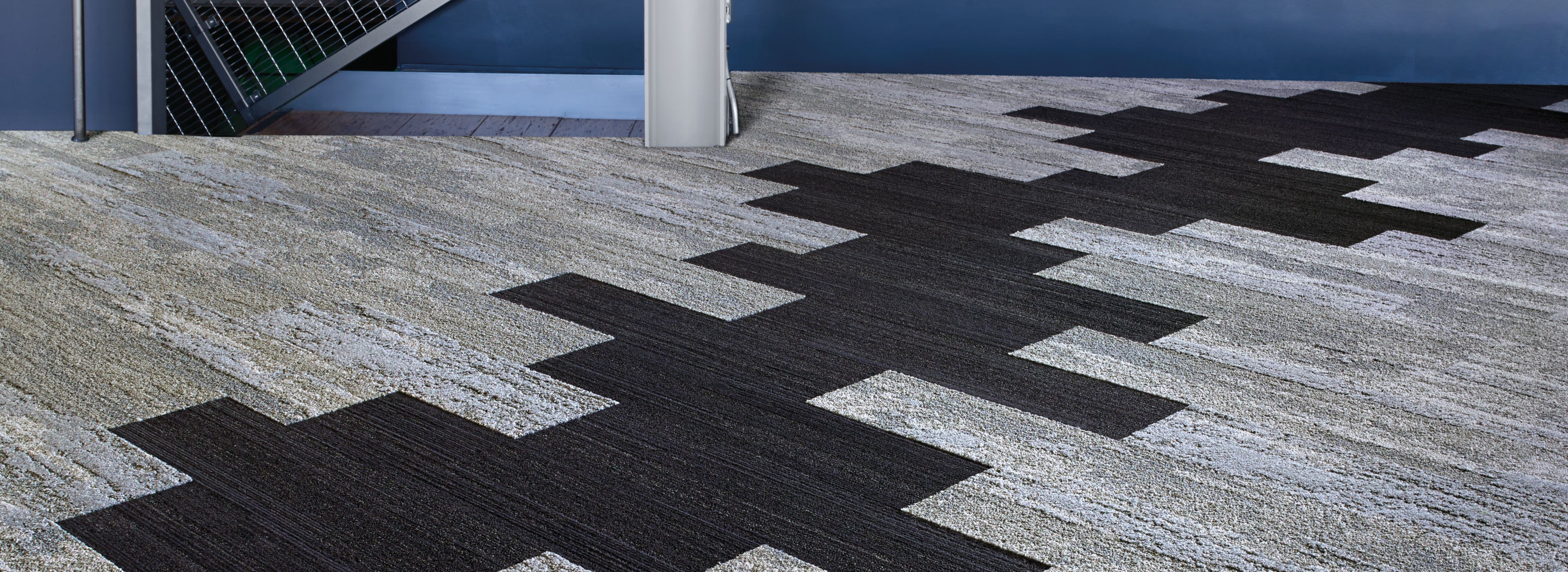 Interface NF400 and NF401 plank carpet tile in a corridor or entryway of a public space afbeeldingnummer 1