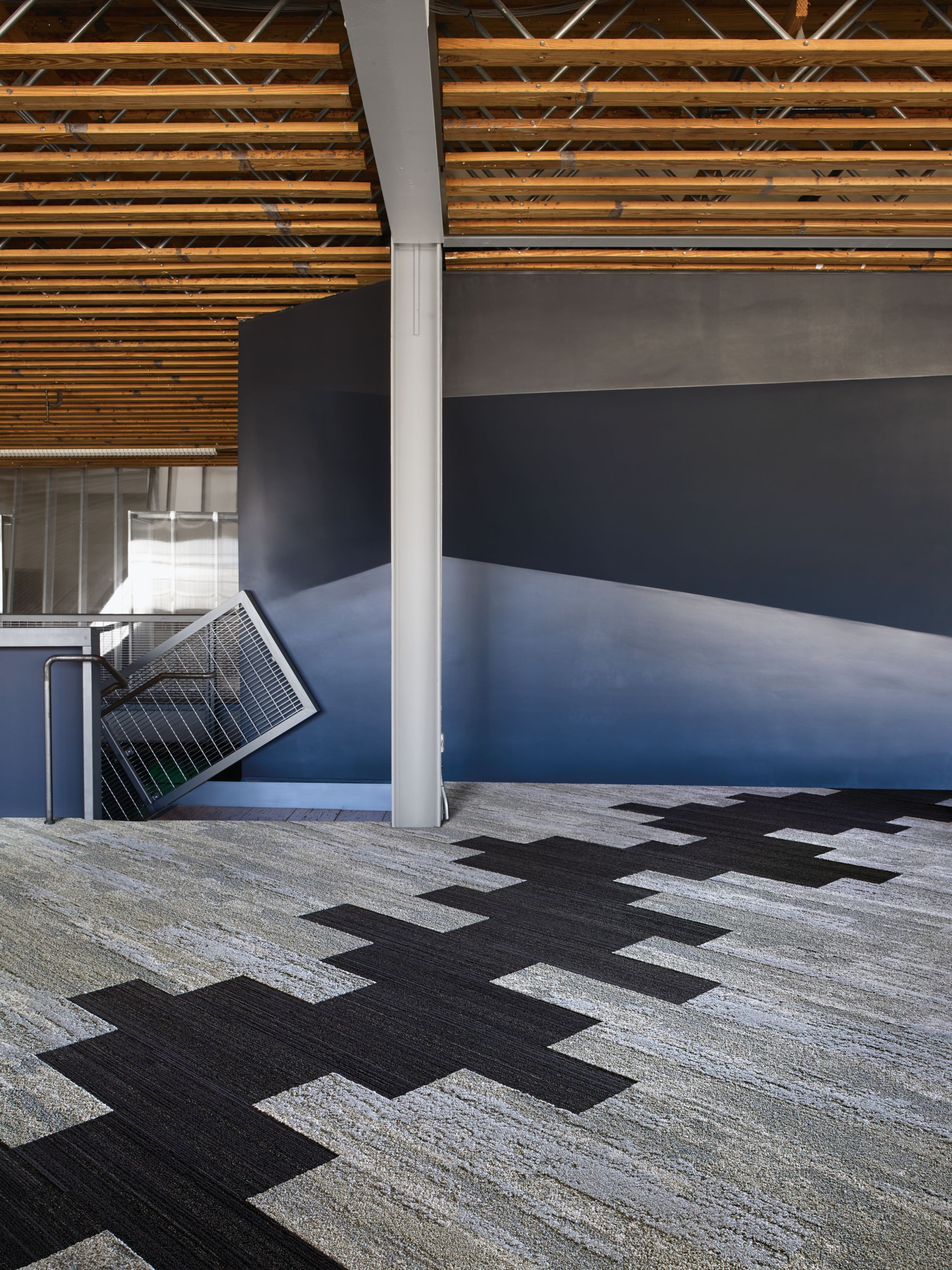 Interface NF400 and NF401 plank carpet tile in a corridor or entryway of a public space Bildnummer 6