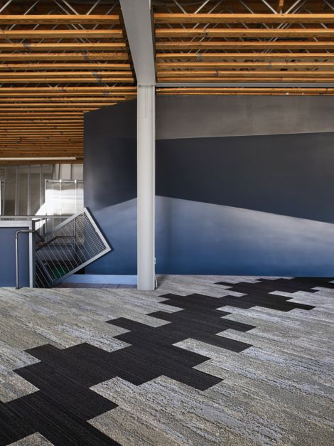 image Interface NF400 and NF401 plank carpet tile in a corridor or entryway of a public space numéro 2