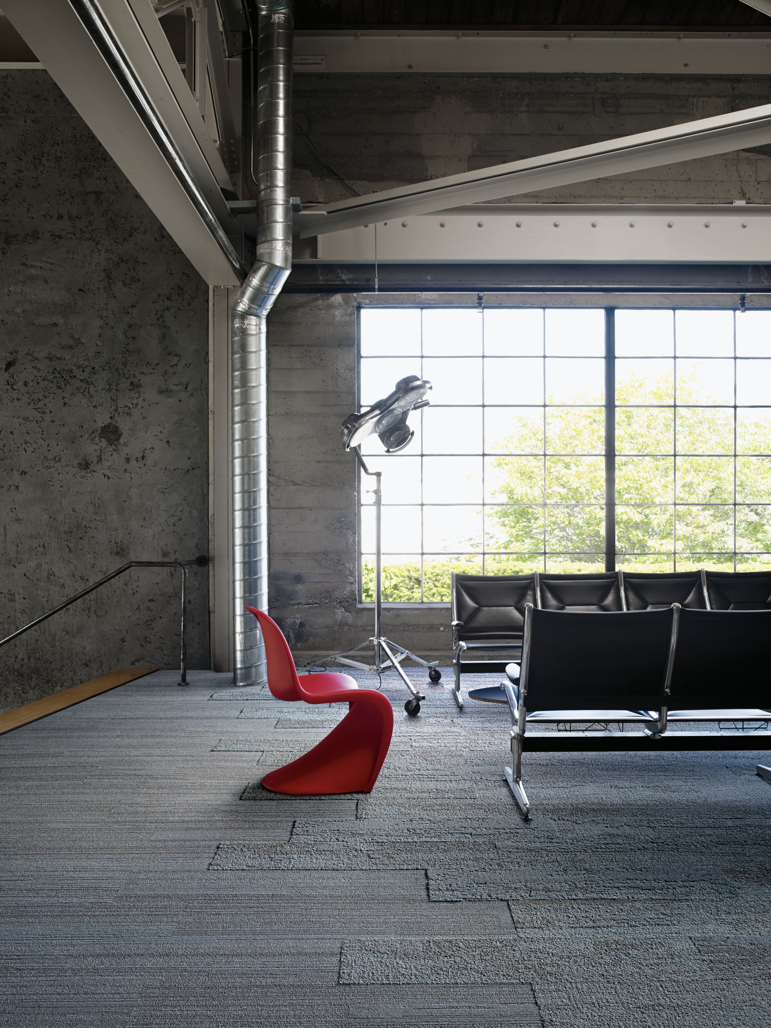 Interface NF400 and NF401 plank carpet tile in public space with black beam seating plus red chair and large window Bildnummer 9