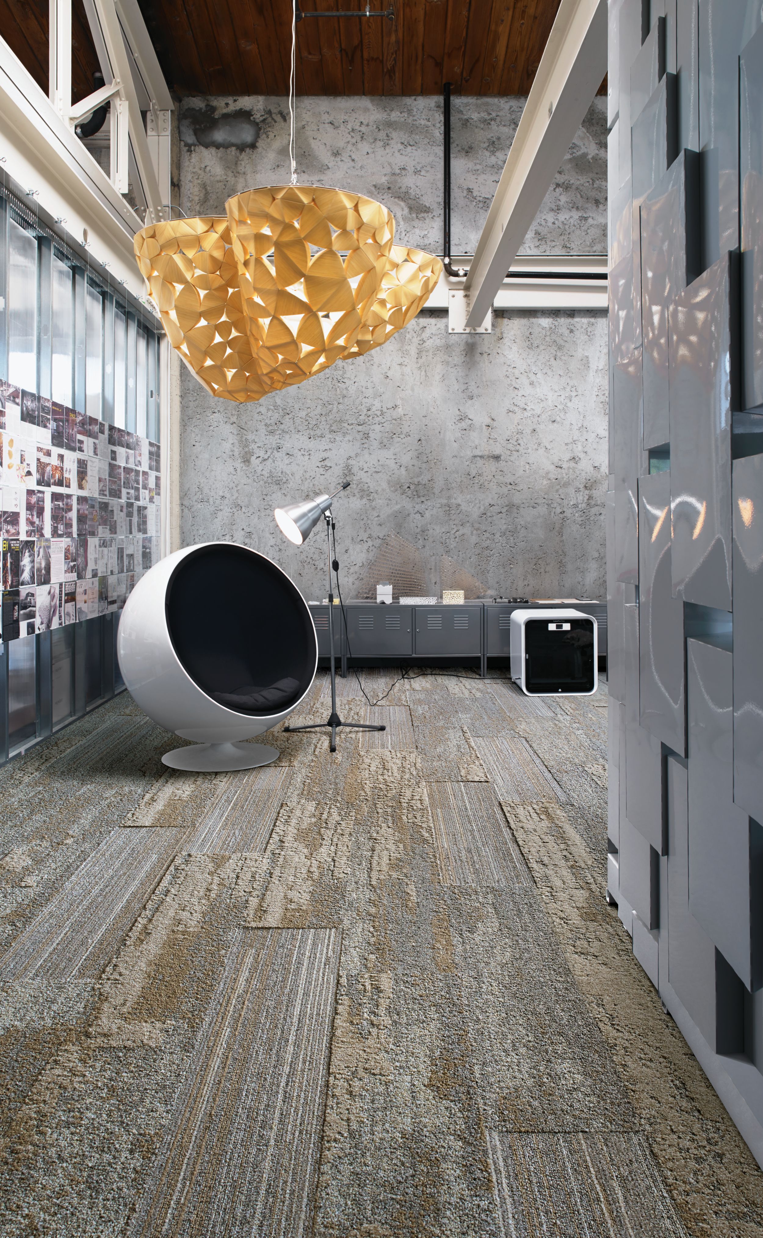 Interface NF400 and NF401 plank carpet tile in open office space with globe chair and chandelier light fixture afbeeldingnummer 8