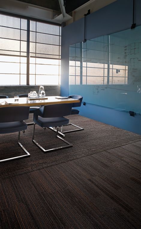 Interface NF400 and NF401 plank carpet tile in office meeting room with light shining through window Bildnummer 6