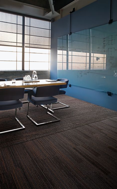Interface NF400 and NF401 plank carpet tile in office meeting room with light shining through window numéro d’image 10