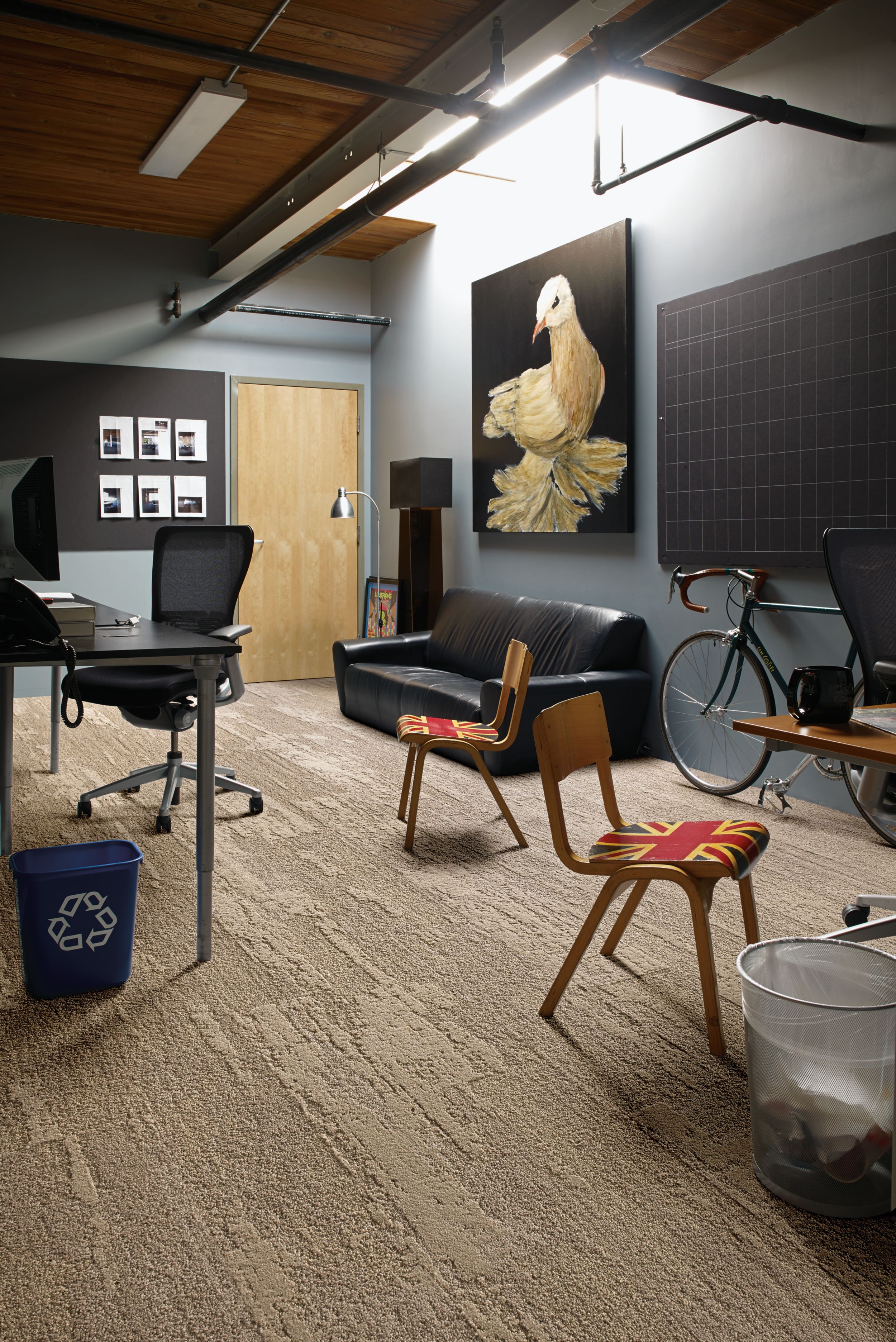 Interface NF401 plank carpet tile in private office space with bird artwork and no windows Bildnummer 12