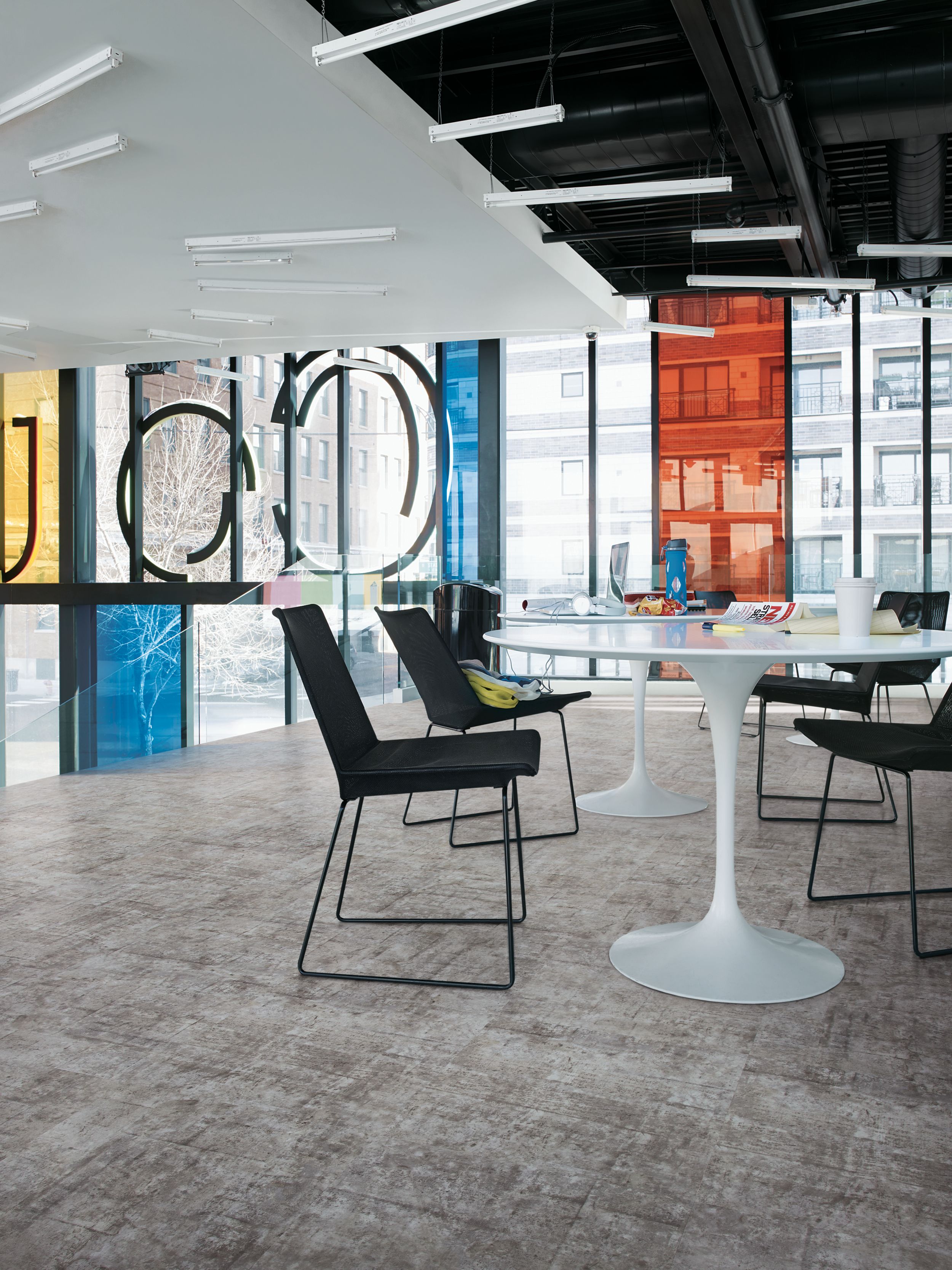 Interface Textured Stones LVT with tables and chairs afbeeldingnummer 3