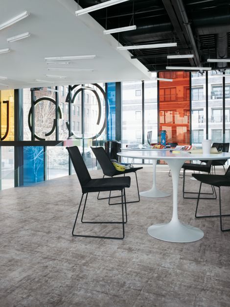 Interface Textured Stones LVT with tables and chairs afbeeldingnummer 3