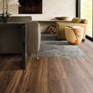 Interface Natural Woodgrains LVT in lobby with UR102 plank carpet tile as inset area rug numéro d’image 1