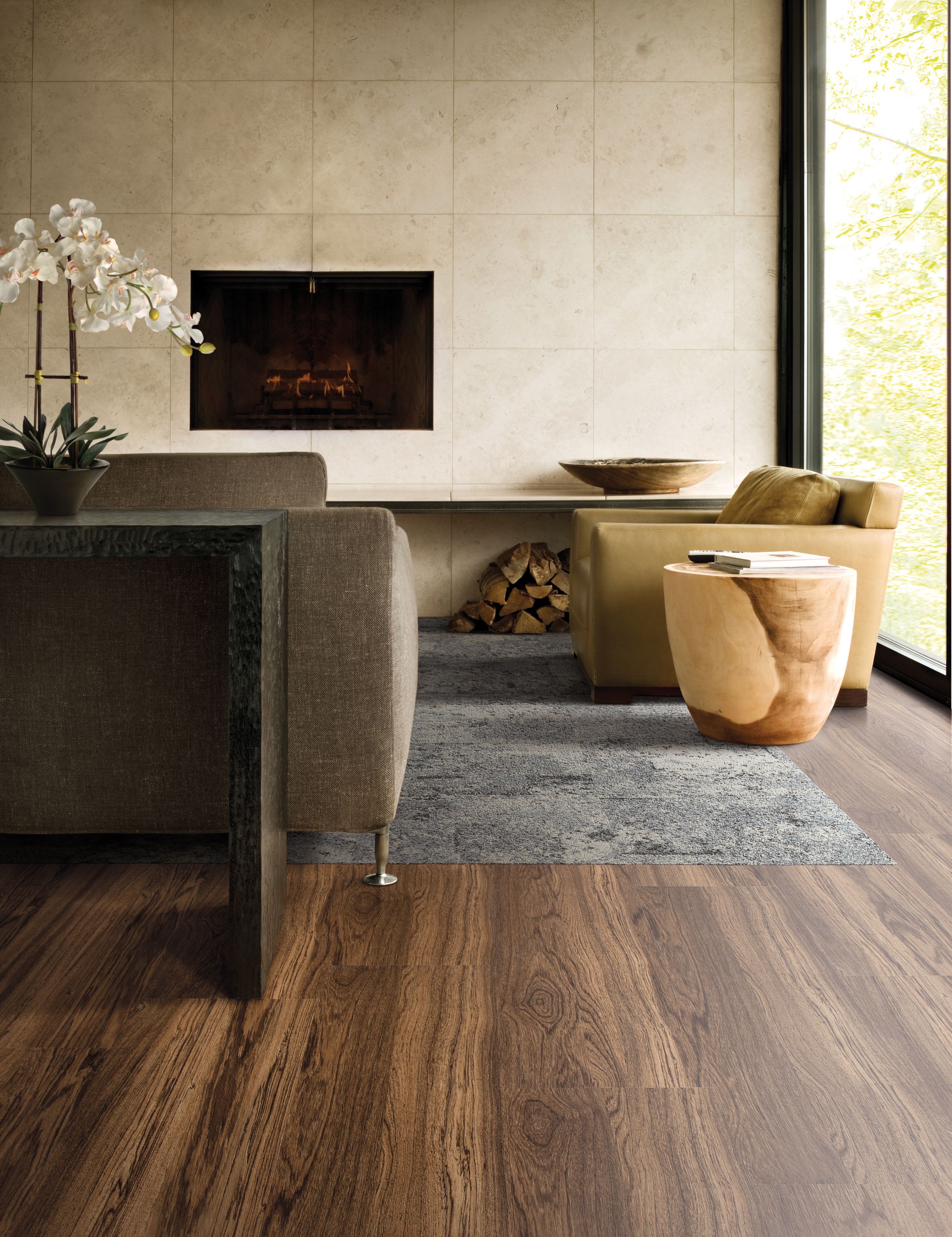 Interface Natural Woodgrains LVT in lobby with UR102 plank carpet tile as inset area rug número de imagen 1