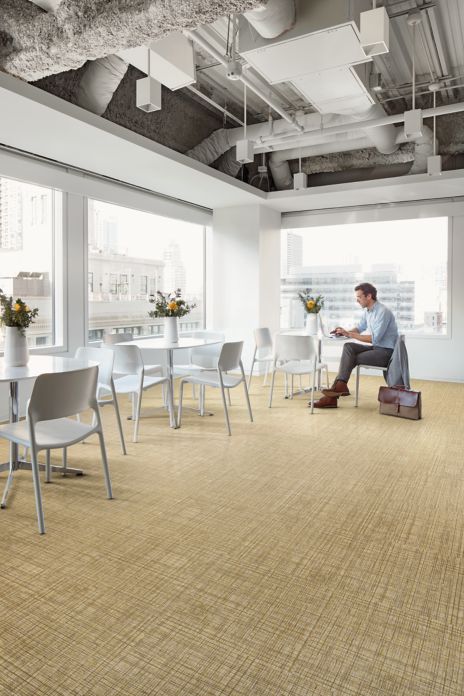 Interface Native Fabric LVT in office common area with tables and chairs numéro d’image 1