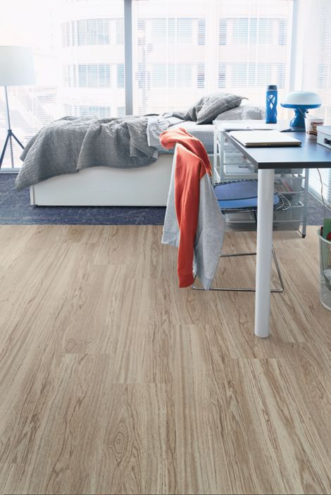Interface Natural Woodgrains LVT with Ice Breaker carpet tile in dorm room número de imagen 5