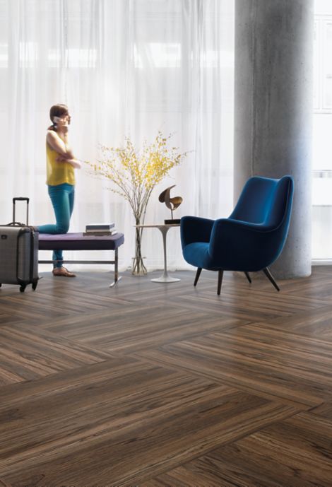 Interface Natural Woodgrains lobby area with chair and table número de imagen 6