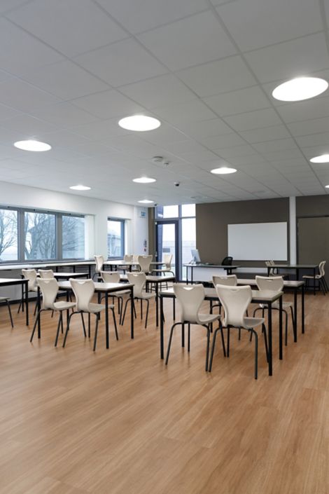 Interface Natural Woodgrains LVT meeting room with tables, chairs and white board afbeeldingnummer 4