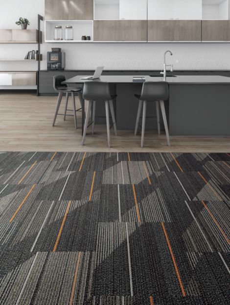 Interface Detours carpet tile and Natural Woodgrains LVT in kitchen area with three stools numéro d’image 5