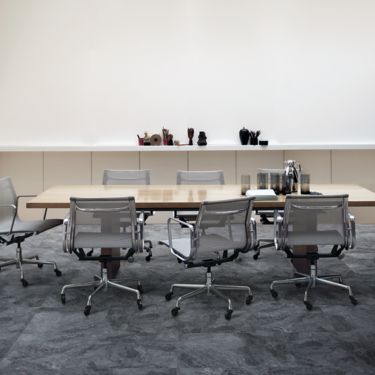 Interface Natural Stones LVT in a meeting room with conference table and chairs número de imagen 1