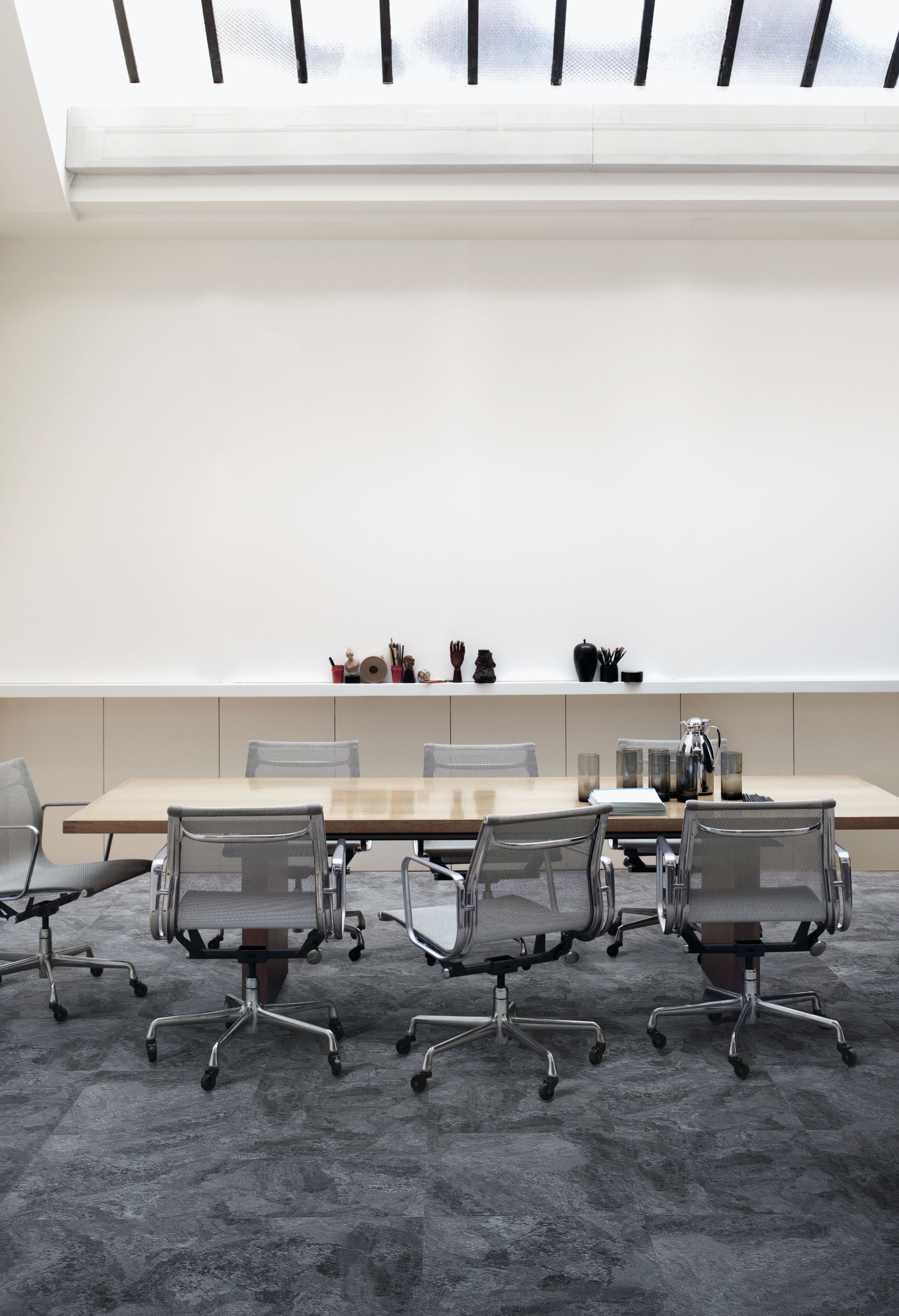 Interface Natural Stones LVT in a meeting room with conference table and chairs Bildnummer 1