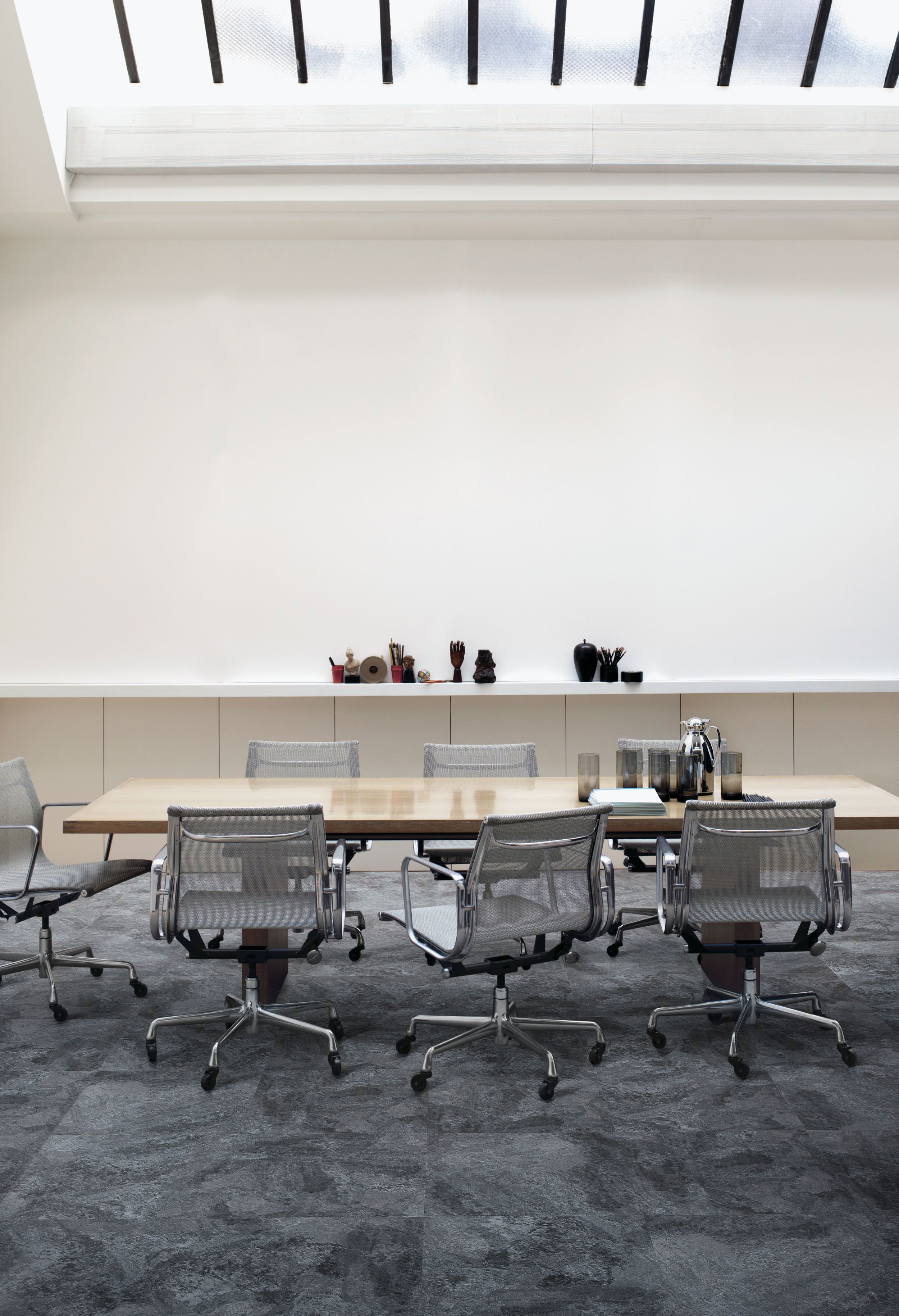 Interface Natural Stones LVT in a meeting room with conference table and chairs imagen número 1