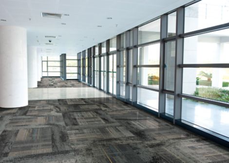 Interface AE312 carpet tile with Neighborhood Smooth plank carpet tile and Interface Textured Stones LVT in corridor with glass walls numéro d’image 7