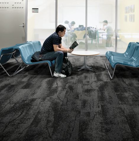 Interface Neighborhood Smooth plank carpet tile in public education space with man reading a book on blue chair numéro d’image 2