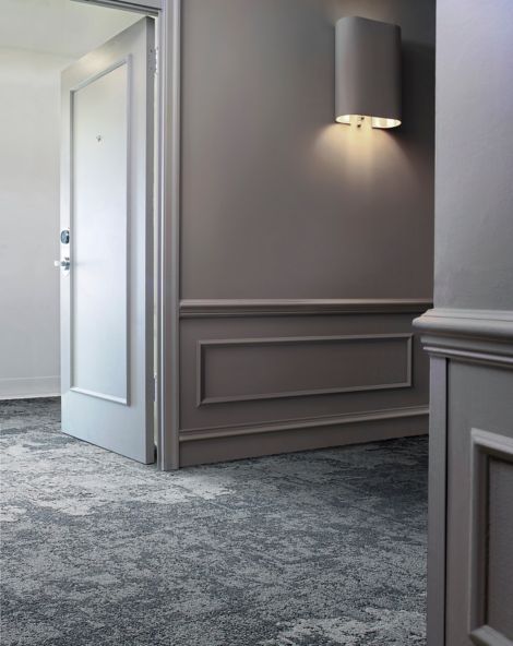 Interface B601, B602 and B603 carpet tile in upscale hotel corridor Bildnummer 6