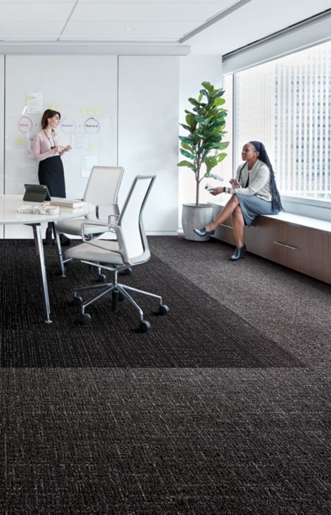 Interface Night Flight carpet tile and Haptic plank carpet tile in office working space with two women talking numéro d’image 6