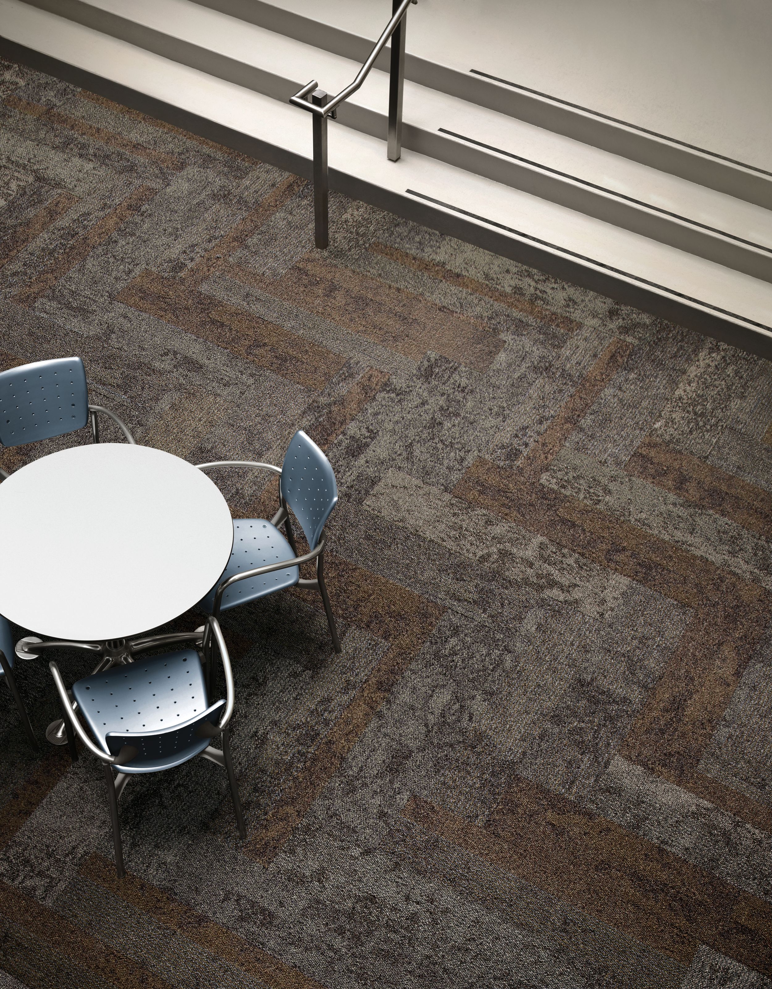 Interface Nimbus carpet tile plank with overhead view of table with chairs and small staircase imagen número 4