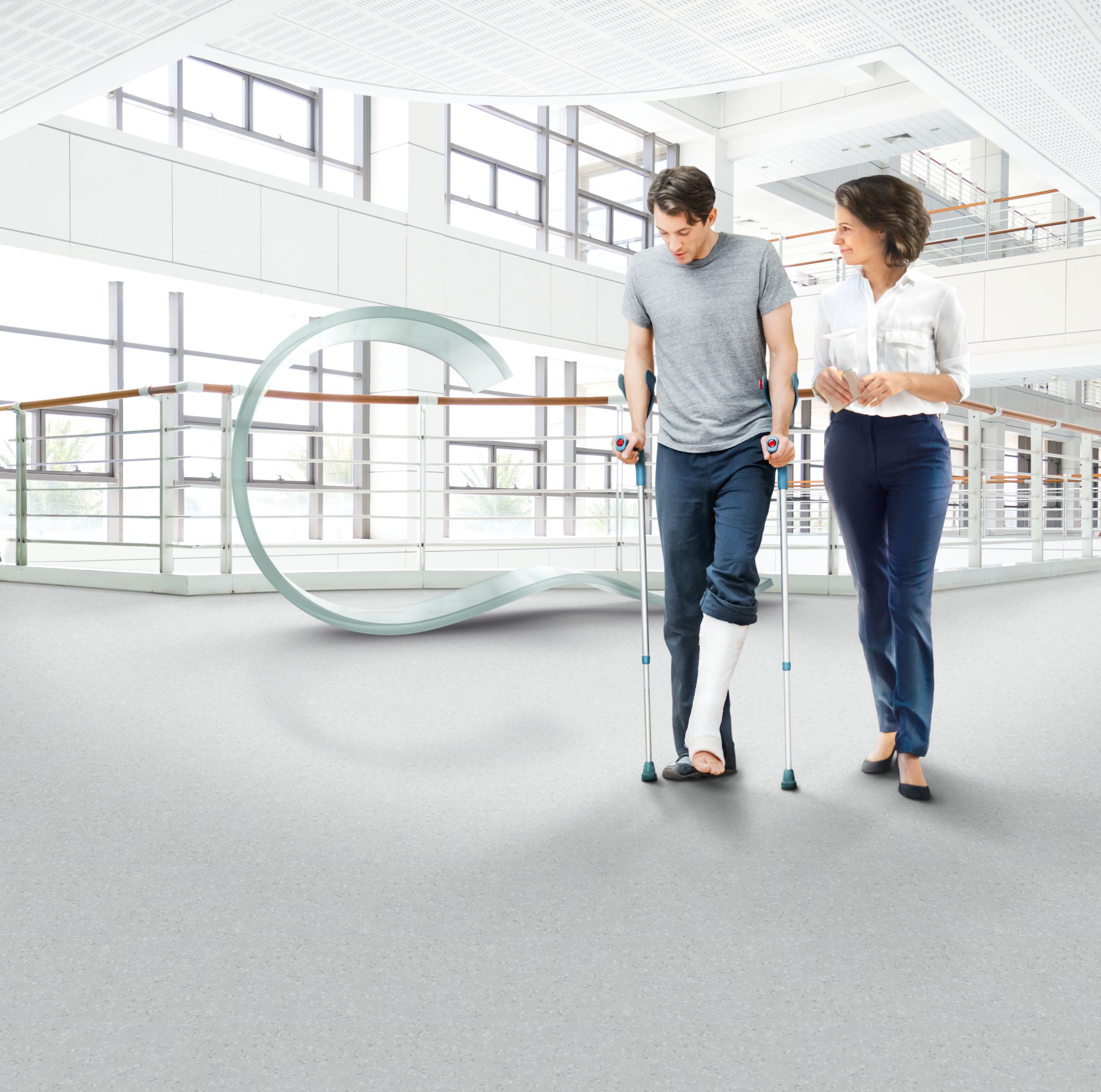 noracare seneo rubber flooring in hospital corridor with man and woman afbeeldingnummer 2