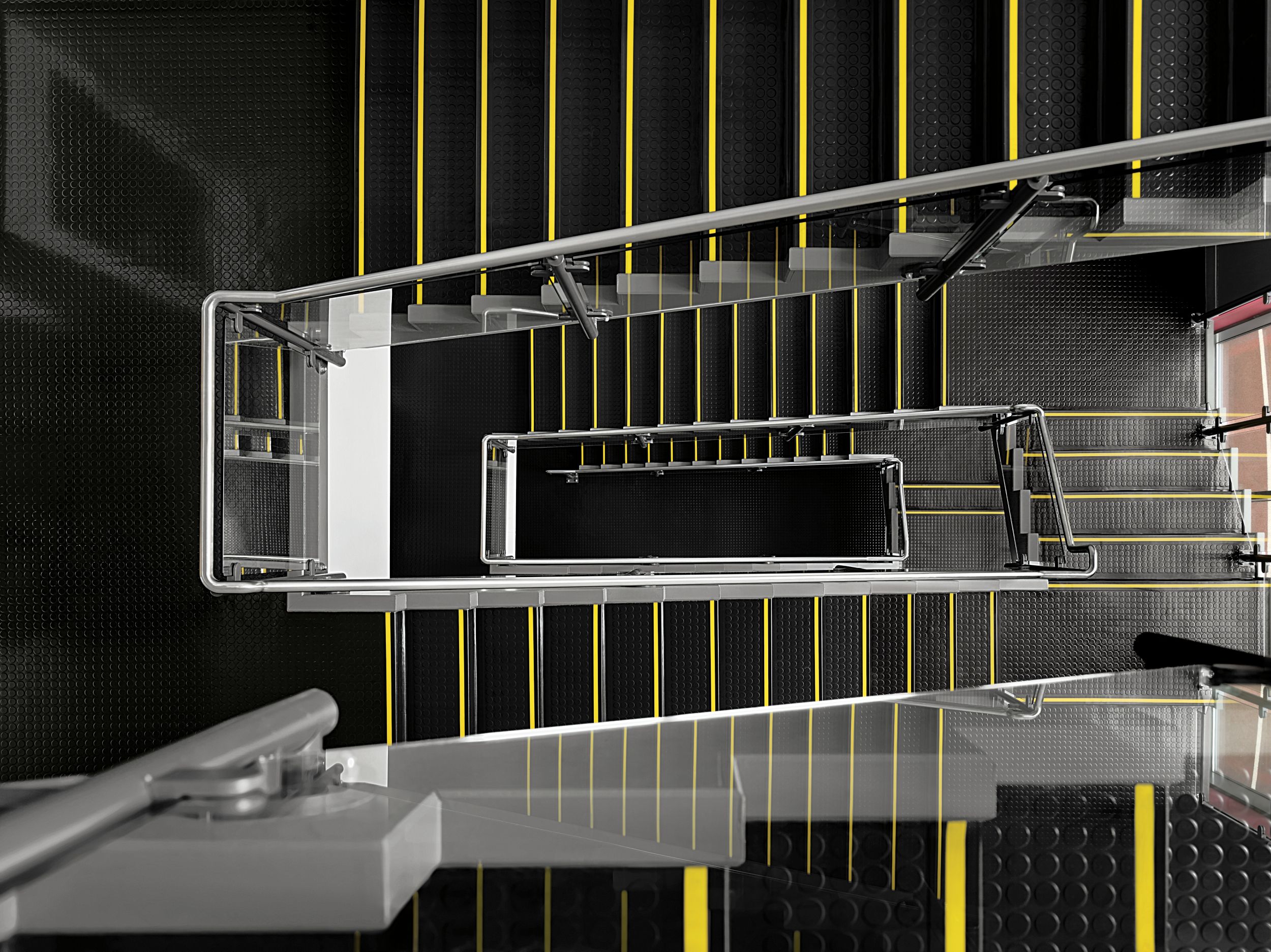 image Staircase with norament 926 stairtread with safety stripes numéro 8