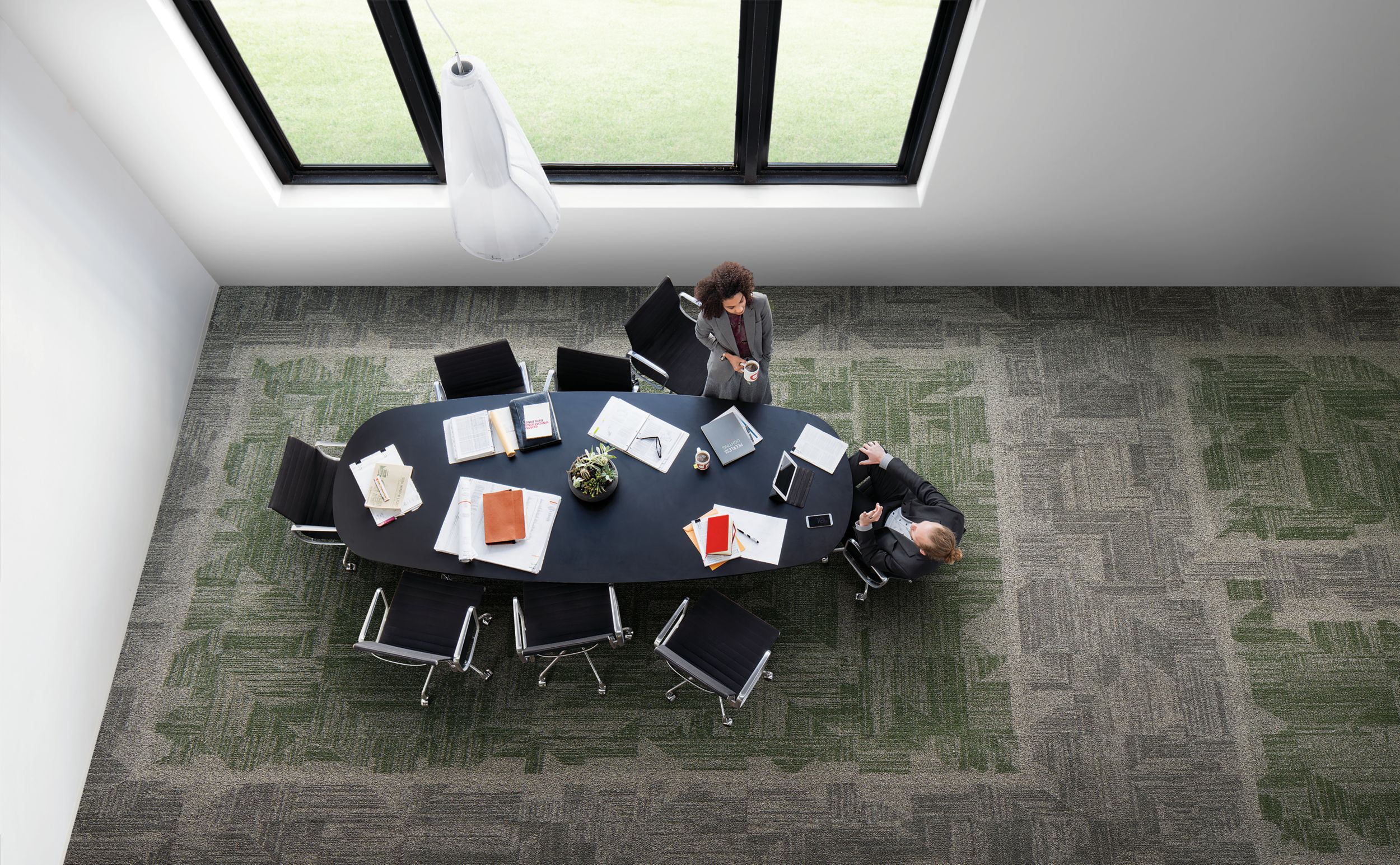 Interface Open Air 403 carpet tile in overhead view of meeting table with man and woman talking número de imagen 1