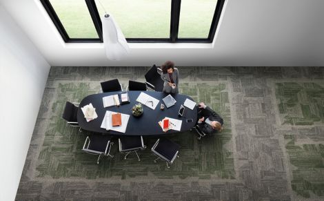 Interface Open Air 403 carpet tile in overhead view of meeting table with man and woman talking Bildnummer 5