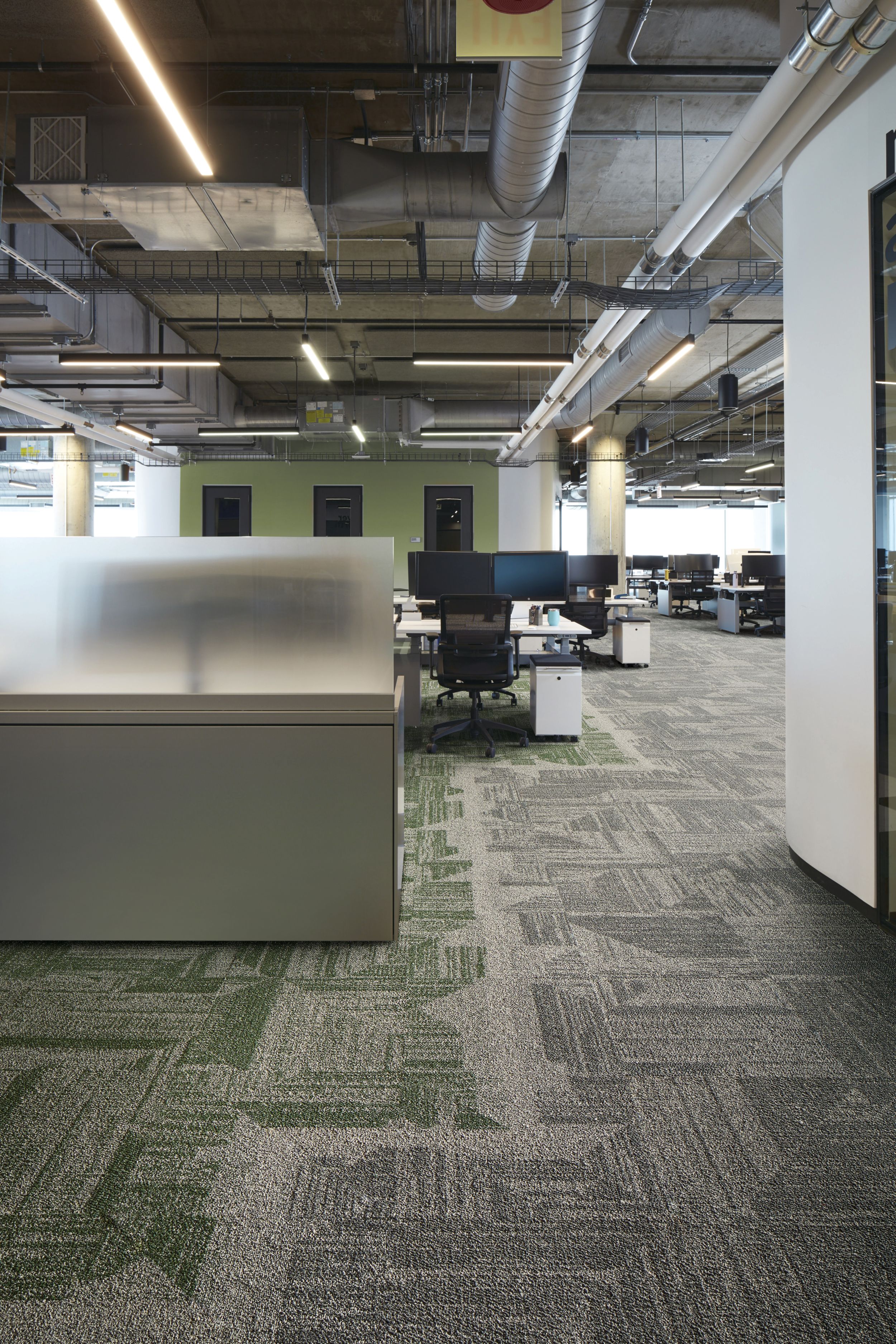 Interface Open Air 403 carpet tile in open office workspace area with multiple work stations número de imagen 6