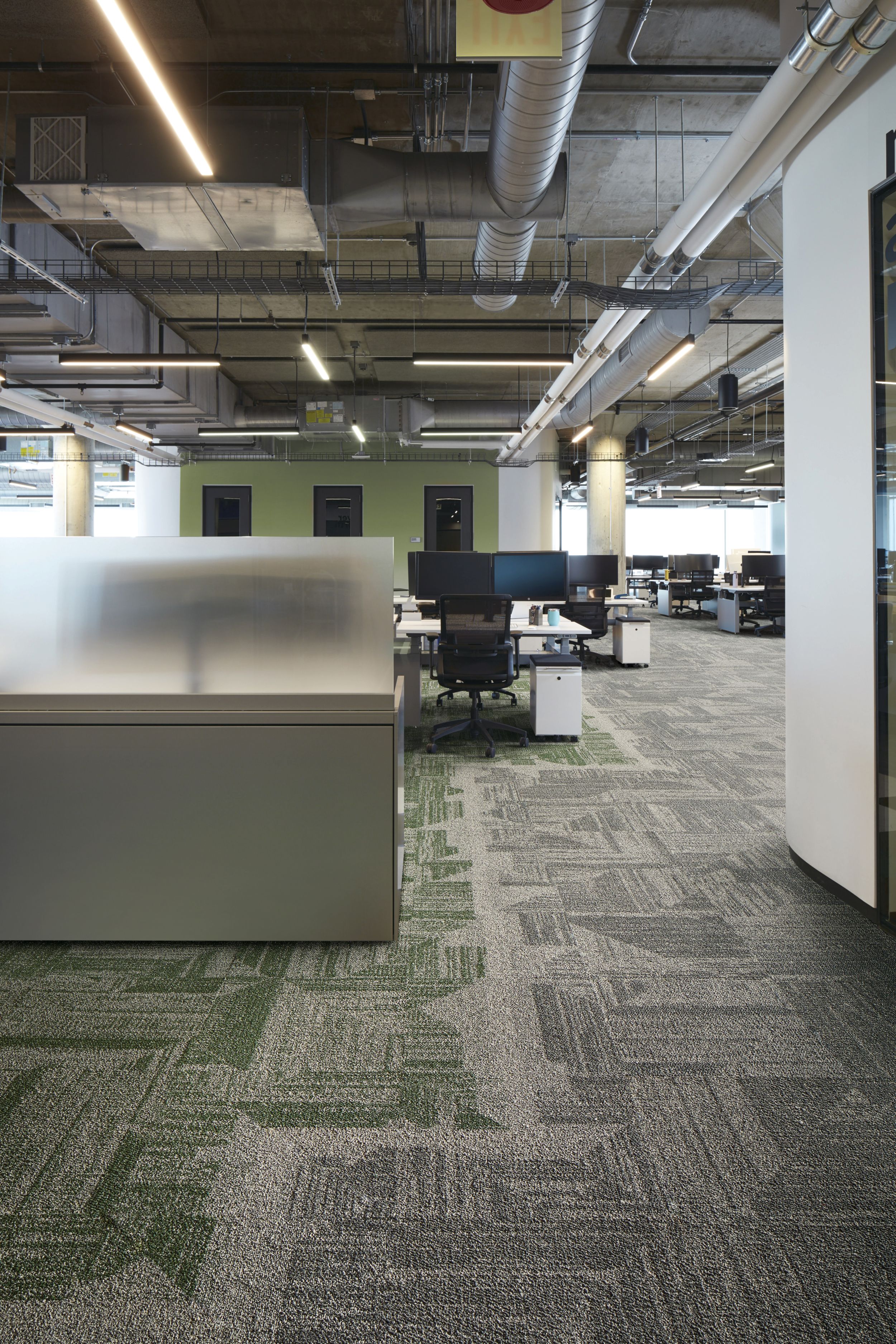 Interface Open Air 403 carpet tile in open office workspace area with multiple work stations afbeeldingnummer 8