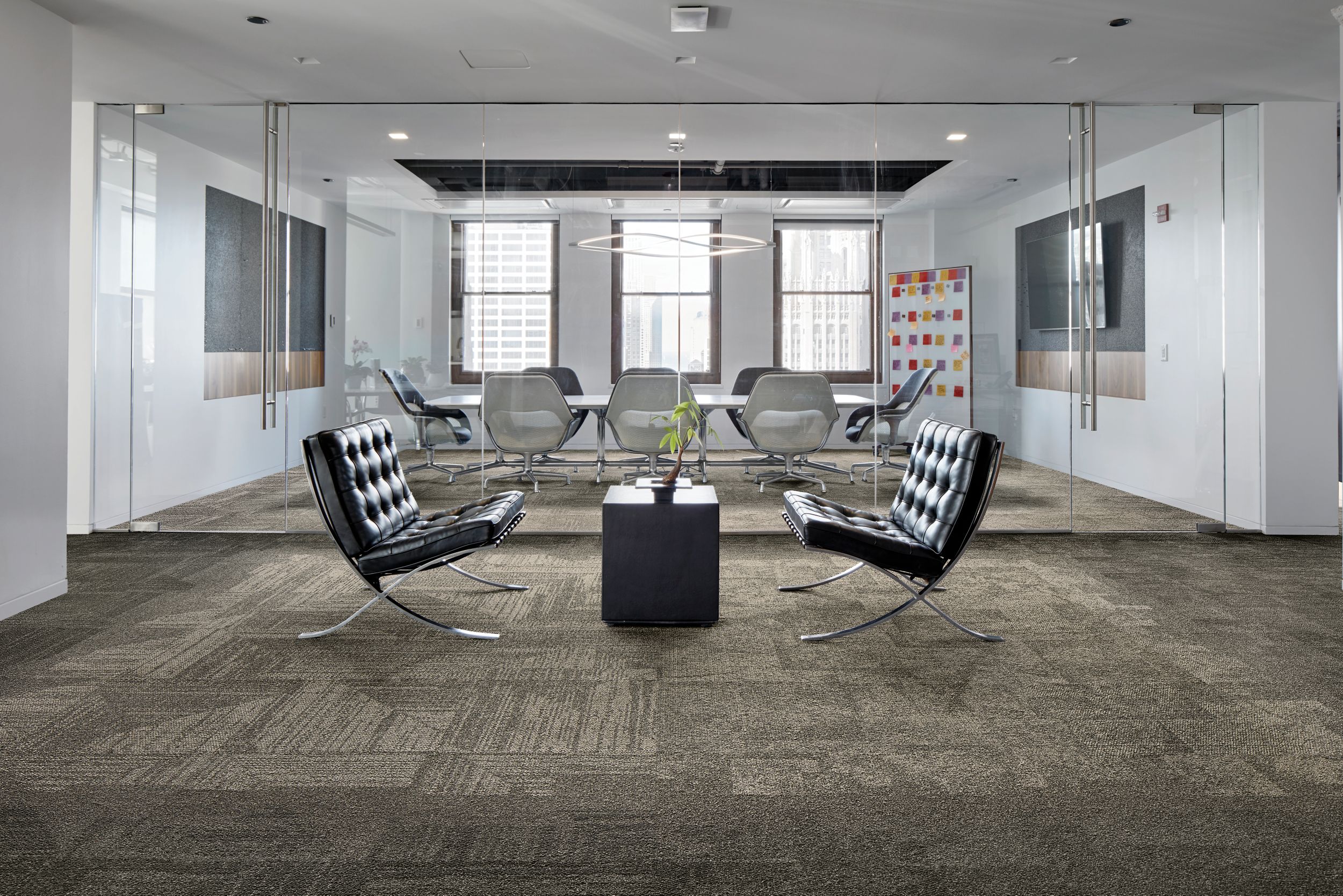 Interface Open Air 403 carpet tile in waiting area with meeting room in background afbeeldingnummer 2