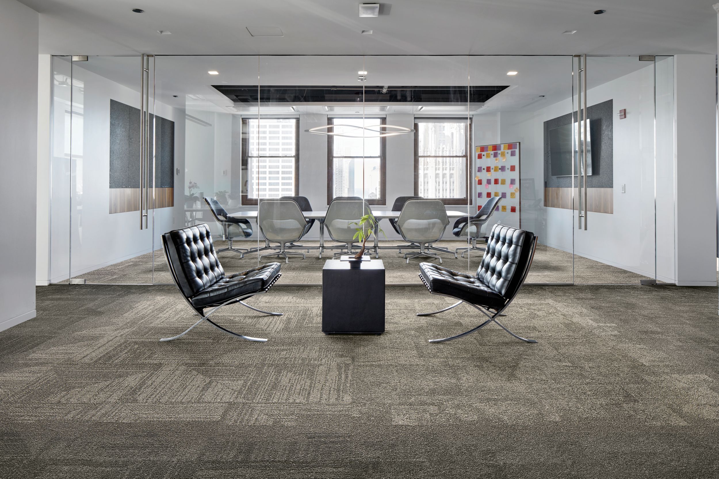 Interface Open Air 403 carpet tile in waiting area with meeting room in background afbeeldingnummer 2