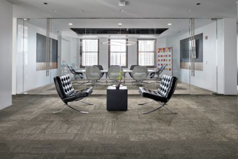 Interface Open Air 403 carpet tile in waiting area with meeting room in background número de imagen 2