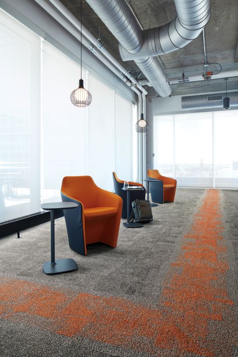 Interface Open Air 404 carpet tile in corner space with open cement ceiling and orange chairs Bildnummer 2