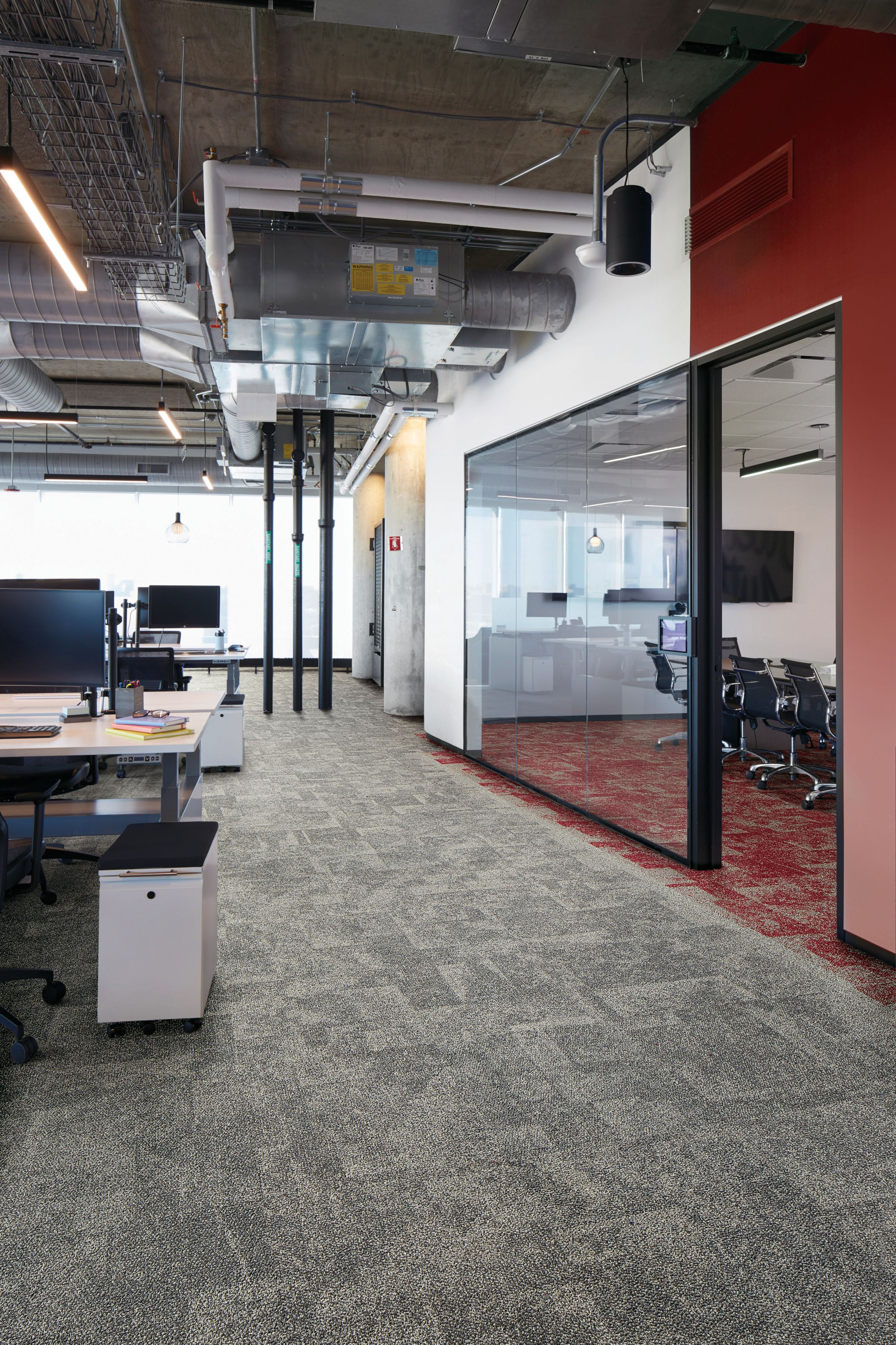 Interface Open Air 404, Open Air 404 Accent and Open Air 404 Transition in office corridor with desks and meeting room afbeeldingnummer 4