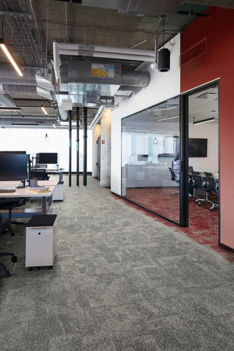 Interface Open Air 404, Open Air 404 Accent and Open Air 404 Transition in office corridor with desks and meeting room afbeeldingnummer 4