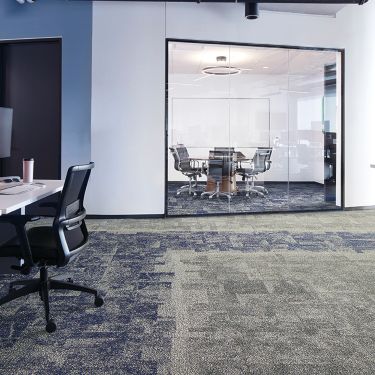 Interface Open Air 404 carpet tile with meeting room in background with glass wall afbeeldingnummer 1