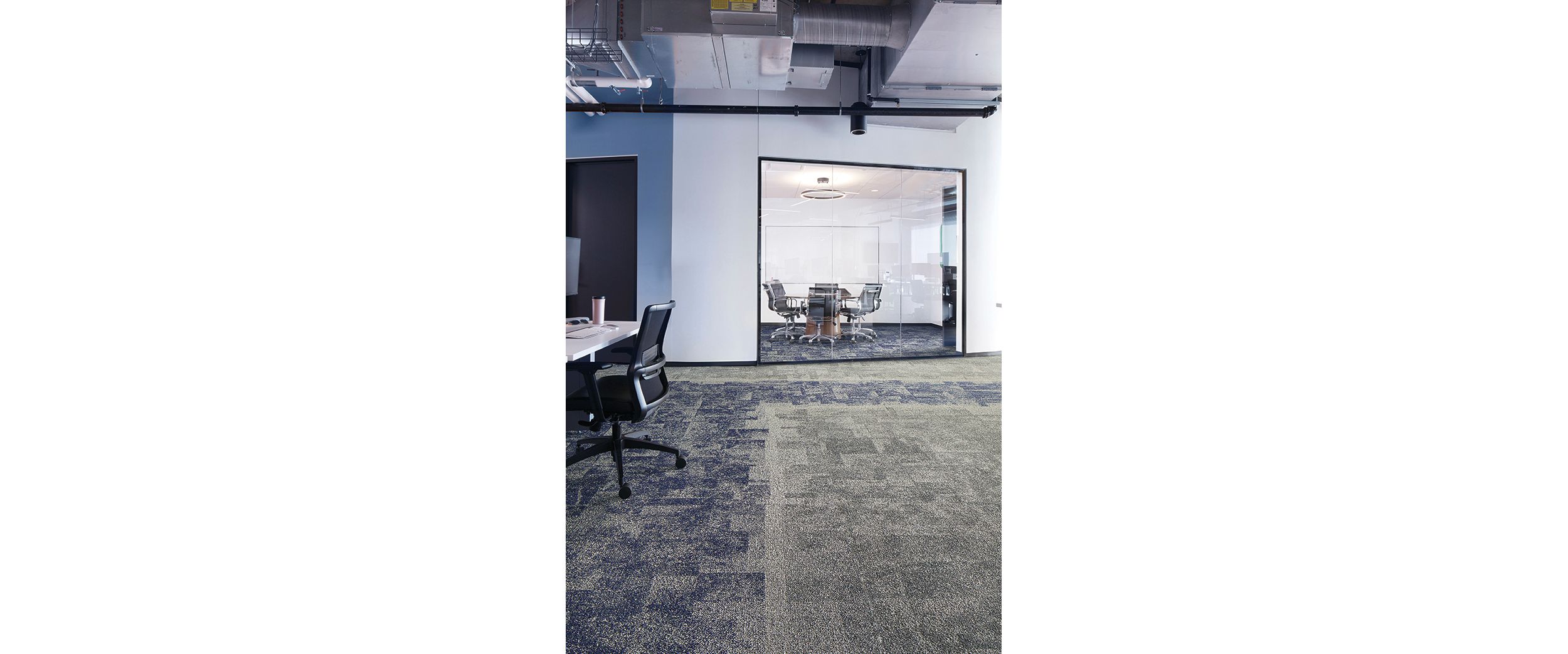 Interface Open Air 404 carpet tile with meeting room in background with glass wall imagen número 4