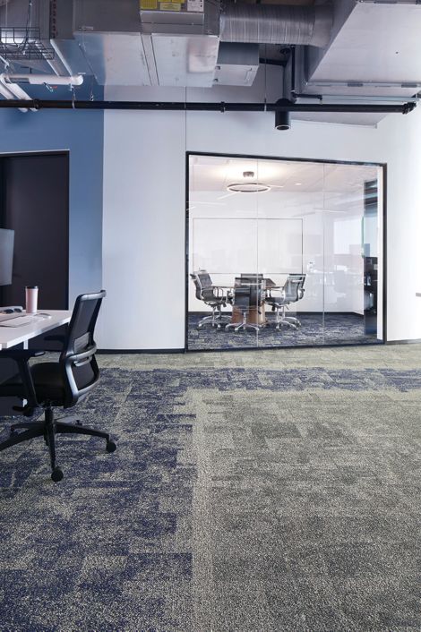 Interface Open Air 404 carpet tile with meeting room in background with glass wall afbeeldingnummer 7